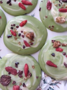 La recette des mendiants au chocolat au thé vert matcha et superfruits (ici baies de goji, cacao cru, mulberries et physalis), un dessert aussi bon qu'original ! #matcha #recette #dessert #thévert #chocolat