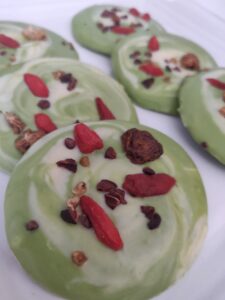 La recette des mendiants au chocolat au thé vert matcha et superfruits (ici baies de goji, cacao cru, mulberries et physalis), un dessert aussi bon qu'original ! #matcha #recette #dessert #thévert #chocolat